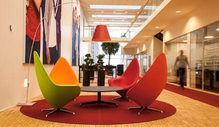 Runde, røde filttæpper i lounge område